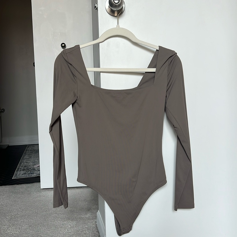 Aritzia Contour Cheeky Squareneck Longsleeve Bodysuit